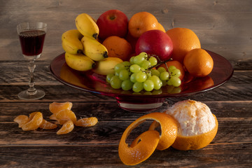 Rote Glasschale mit Obst