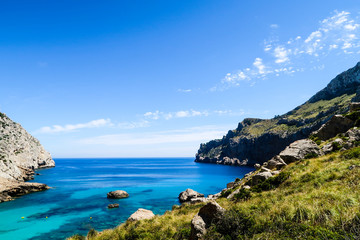 Naklejka premium Türkisblaues Meer an der Küste von Mallorca