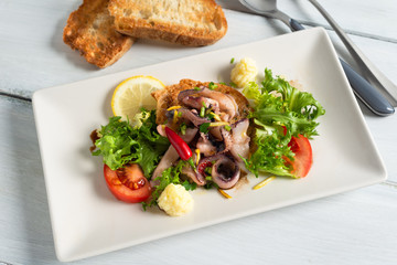 Insalata di seppie con contorno di verdure