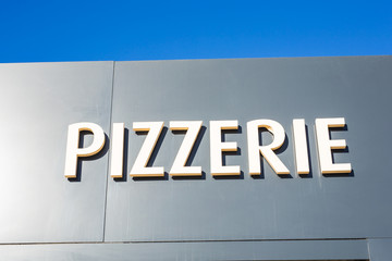 Obraz premium Food, cafe and signboard concept - Pizzeria sign on restaurant