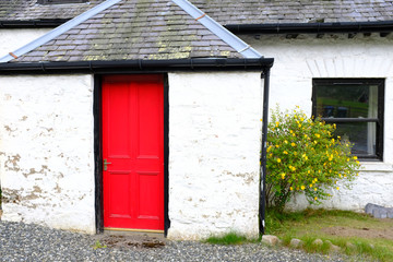Puerta roja en casa blanca