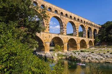 Fototapeta premium Canoë sous le Pont du Gard
