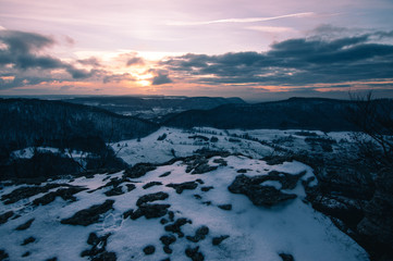 Sonnenuntergang über der winterlichen Schwäbischen Alb