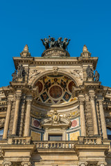 Fototapeta na wymiar Kuppel und Quadriga über dem Hauptportal der Dresdner Semperoper
