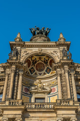 Kuppel und Quadriga über dem Hauptportal der Dresdner Semperoper