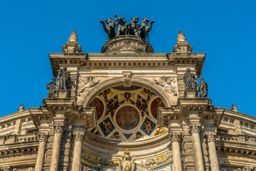 Quadriga über dem Hauptportal der Dresdner Semperoper