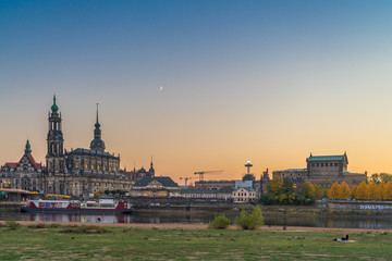 Fototapeta premium Dresdner Hofkirche und Semperoper in der Abenddämmerung