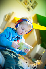 konzentriert auf der CD lesen