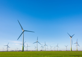 Windkraftanlagen zur ökologischen Stromversorgung sind in der windreichen ostfriesischen...