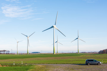 Fototapeta premium Windkraftanlagen zur ökologischen Stromversorgung sind in der windreichen ostfriesischen Küstenregion ideal zu betreiben.