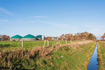 Biogasanlage auf einem Bauernhof an der ostfriesichen Küste und Weidewirtschaft