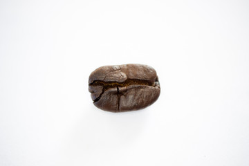 Fototapeta premium Kaffebohne vor weißem Hintergrund
