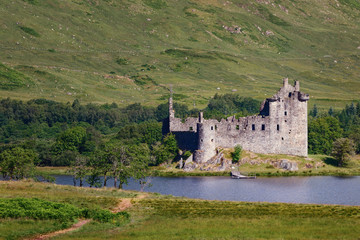 Naklejka premium Kilchurn castle is located on the northern tip of Loch Awe, built in 1440 in one of the most beautiful frames of the Highlands, Scotland