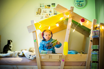 Spaß im Kinderzimmer mit der Katze