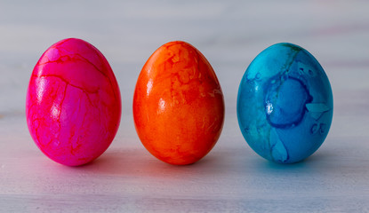 Drei stehende bunte Ostereier