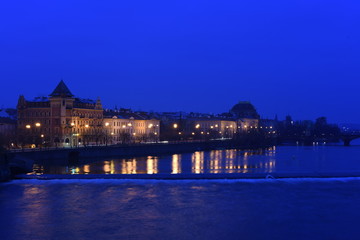 Ufer der Moldau in Prag bei Nacht