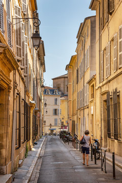 Fototapeta Walking past the beautiful weathered apartment buildings in the charming city of Aix-en-Provence