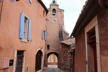 VILLAGE DE ROUSSILLON ET SES OCRES - VAUCLUSE - PROVENCE - FRANCE