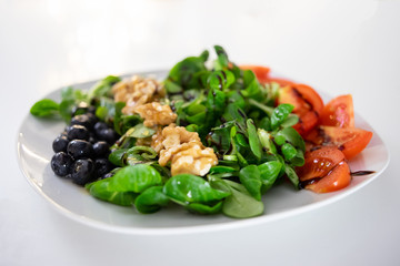 Salat mit leckeren Heidelbeere und Walnüssen