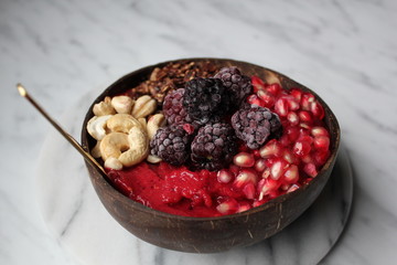 Frühstücks Bowl in der Kokosnuss