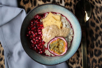 Overnight Oats mit Erdnusssauce und Obst