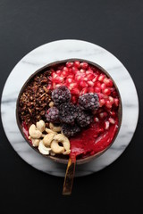 Rote Smoothiebowl in der Kokosnuss