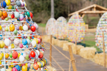 Osterier an einem Gestell in Ostereierform aufgehängt