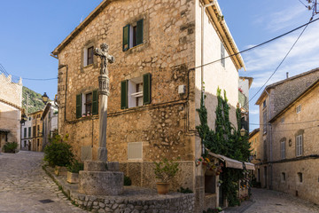 Fototapeta na wymiar Beautiful Valldemossa village in the spanish island of Mallorca