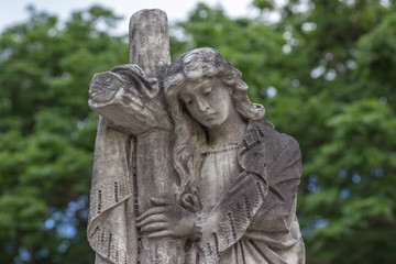 Fototapeta na wymiar statue of an angel in cemetery