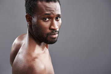 Obraz premium Close up of a brave Afro American man looking at you