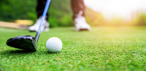 Fototapeta Close up golf ball on green grass field obraz