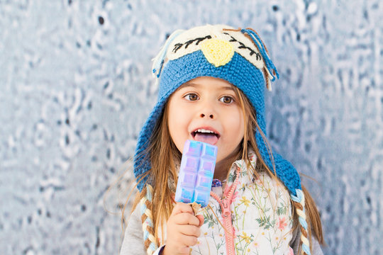 kleines M&auml;dchen isst ein Eis