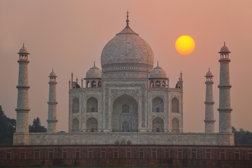 Obraz premium Taj Mahal at sunset in Agra, Uttar Pradesh, India.