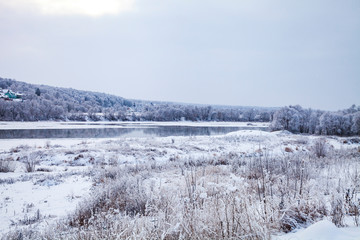 Fototapeta na wymiar River on a cloudy winter day.
