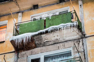 roofs of houses and balconies in huge hanging icicles. Winter is harsh in the city