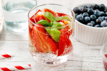 How to prepare homemade strawberry lemonade, tutorial.