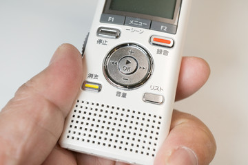 手に持ったICレコーダー