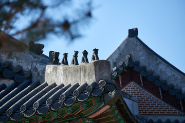 Fototapeta na wymiar Traditional korea roof decoration. blue sky and Colorful structures