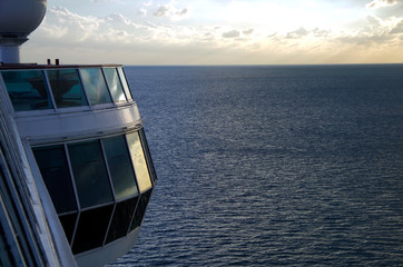 Kreuzfahrtschiff auf See bei Abenddämmerung