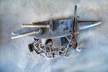 ein alter Amboss mit Hammer, Zange und Hufeisen