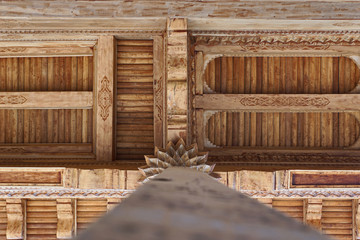 historische Holzsäule mit kunstvollen orientalischen Schnitzereien