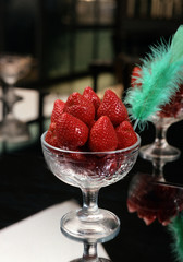 Copa con fresas naturales y un adorno.