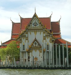 Fototapeta premium Thaïlande temple de Bangkok vu du klong