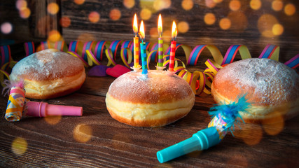 Karte oder Hintergrund für Karneval, Fasching, Kindergeburtstag oder Silvester