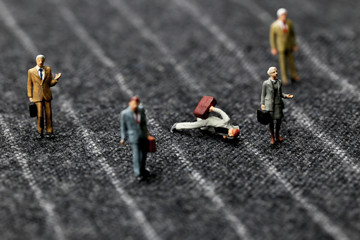 トラックで転倒したビジネスマン