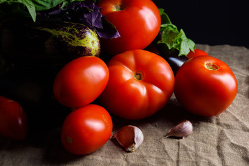 Fototapeta na wymiar Contrast summer vegetables: red tomatoes and eggplants