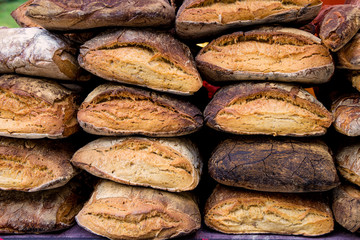 Barras de pan artesanal en el mercado