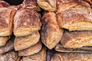 Barras de pan artesanal en el mercado
