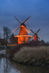 Plakat die berühmten Zwillingsmühlen von Greetsiel am Abend,Ostfriesland,Niedersachsen,Deutschland
