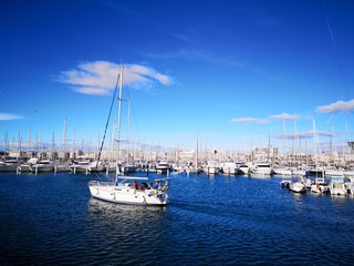 Fototapeta premium rentrée au port d'un voilier, mer méditerranée, occitanie